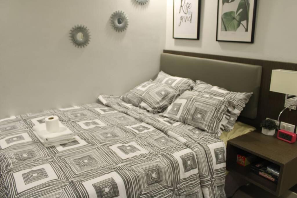 מנילה A2J Luxury Bgc Balcony Suite Near Sm Aura Taguig מראה חיצוני תמונה