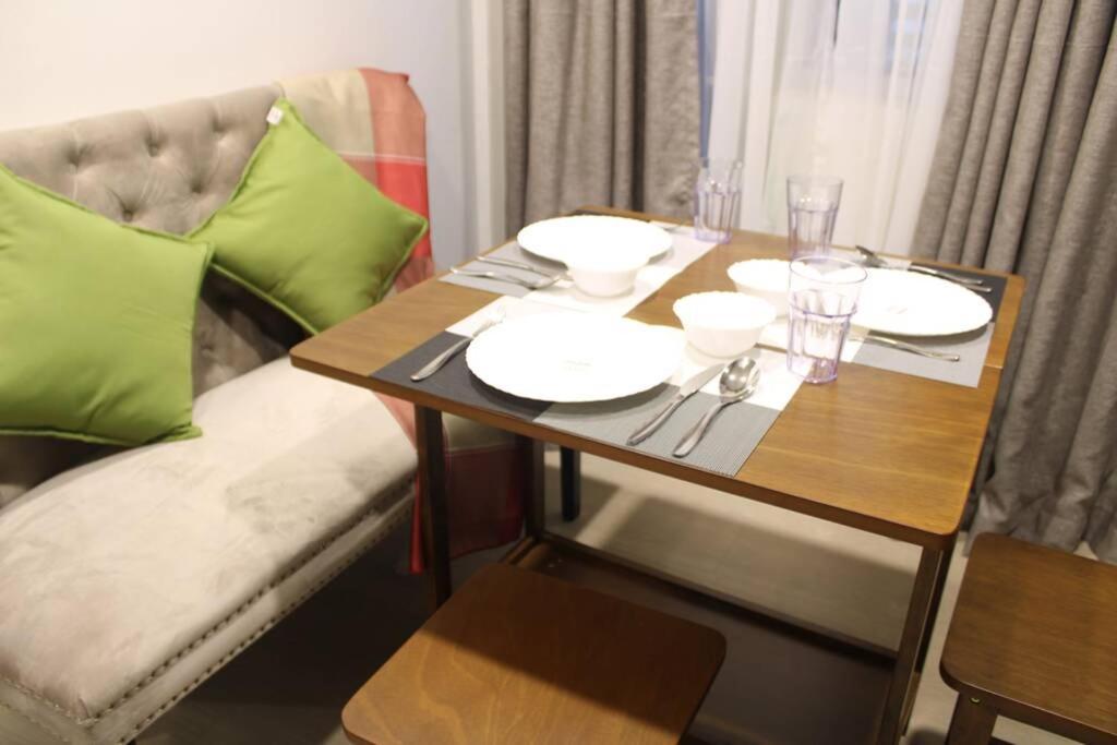 מנילה A2J Luxury Bgc Balcony Suite Near Sm Aura Taguig מראה חיצוני תמונה