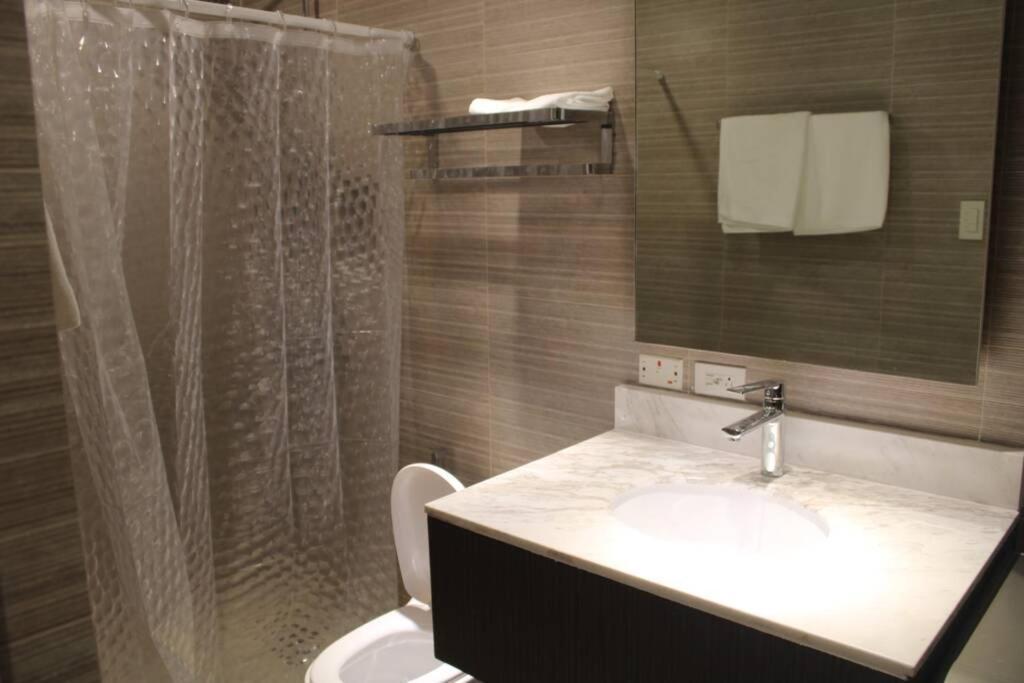 מנילה A2J Luxury Bgc Balcony Suite Near Sm Aura Taguig מראה חיצוני תמונה