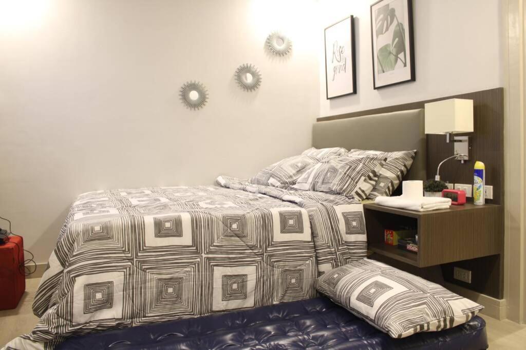 מנילה A2J Luxury Bgc Balcony Suite Near Sm Aura Taguig מראה חיצוני תמונה