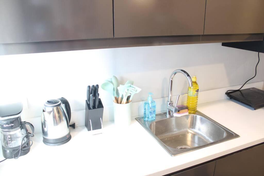 מנילה A2J Luxury Bgc Balcony Suite Near Sm Aura Taguig מראה חיצוני תמונה