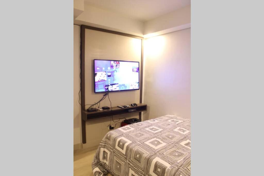 מנילה A2J Luxury Bgc Balcony Suite Near Sm Aura Taguig מראה חיצוני תמונה