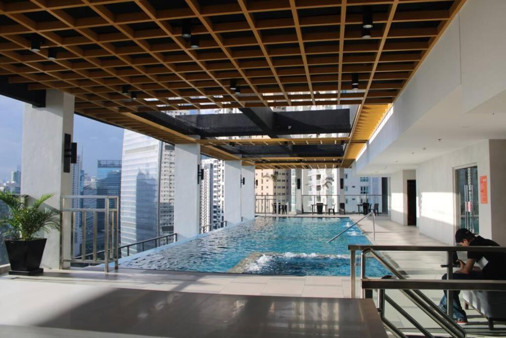 מנילה A2J Luxury Bgc Balcony Suite Near Sm Aura Taguig מראה חיצוני תמונה