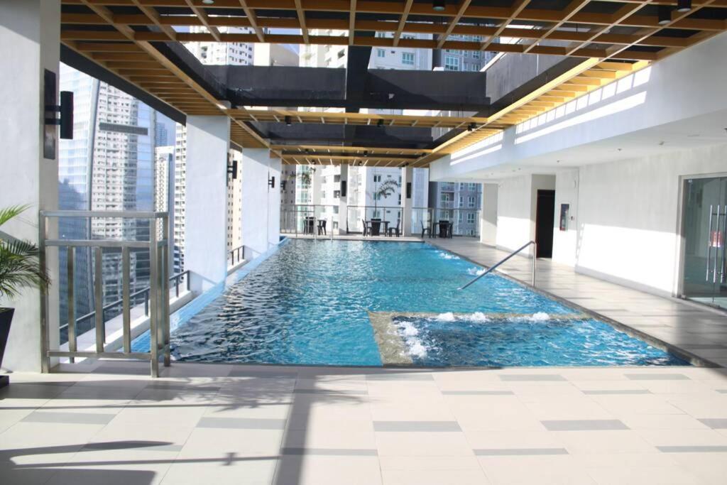 מנילה A2J Luxury Bgc Balcony Suite Near Sm Aura Taguig מראה חיצוני תמונה