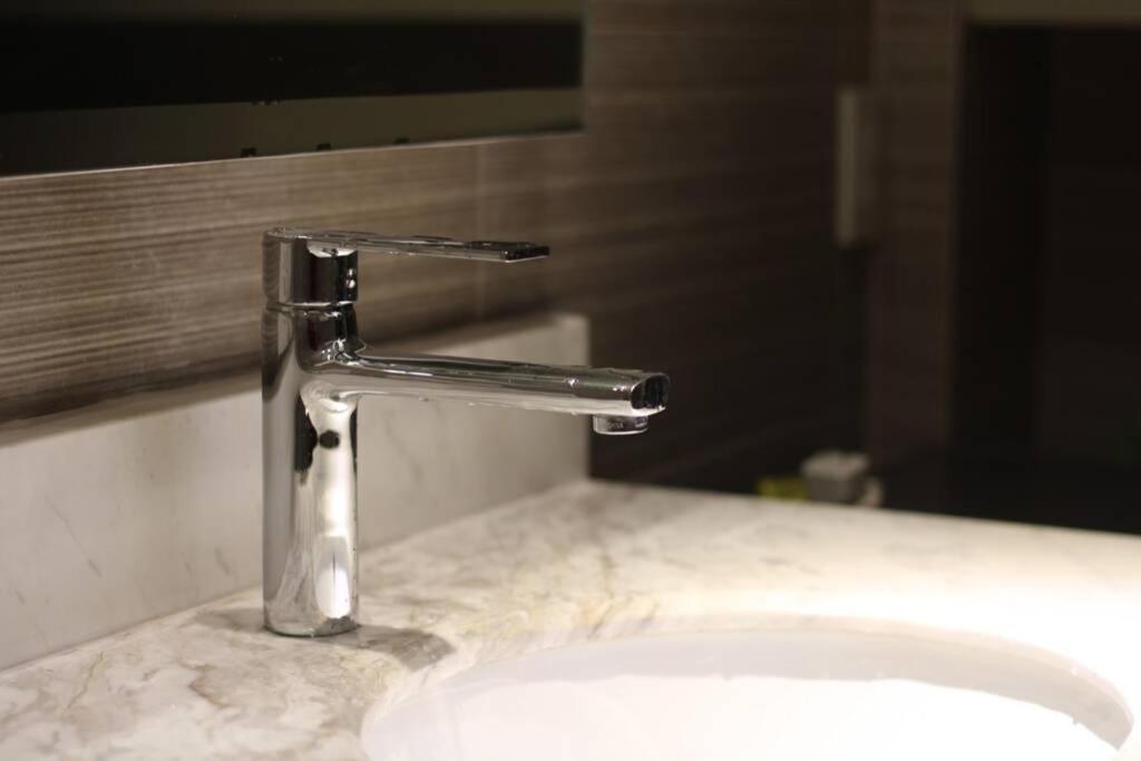 מנילה A2J Luxury Bgc Balcony Suite Near Sm Aura Taguig מראה חיצוני תמונה