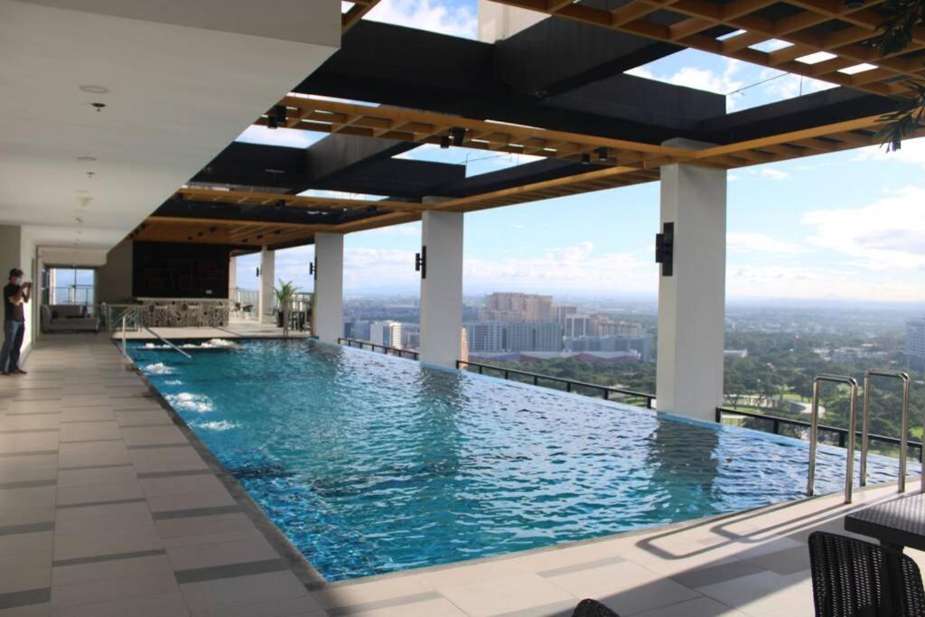 מנילה A2J Luxury Bgc Balcony Suite Near Sm Aura Taguig מראה חיצוני תמונה