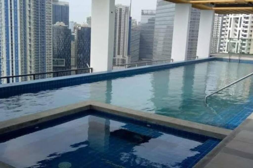 מנילה A2J Luxury Bgc Balcony Suite Near Sm Aura Taguig מראה חיצוני תמונה
