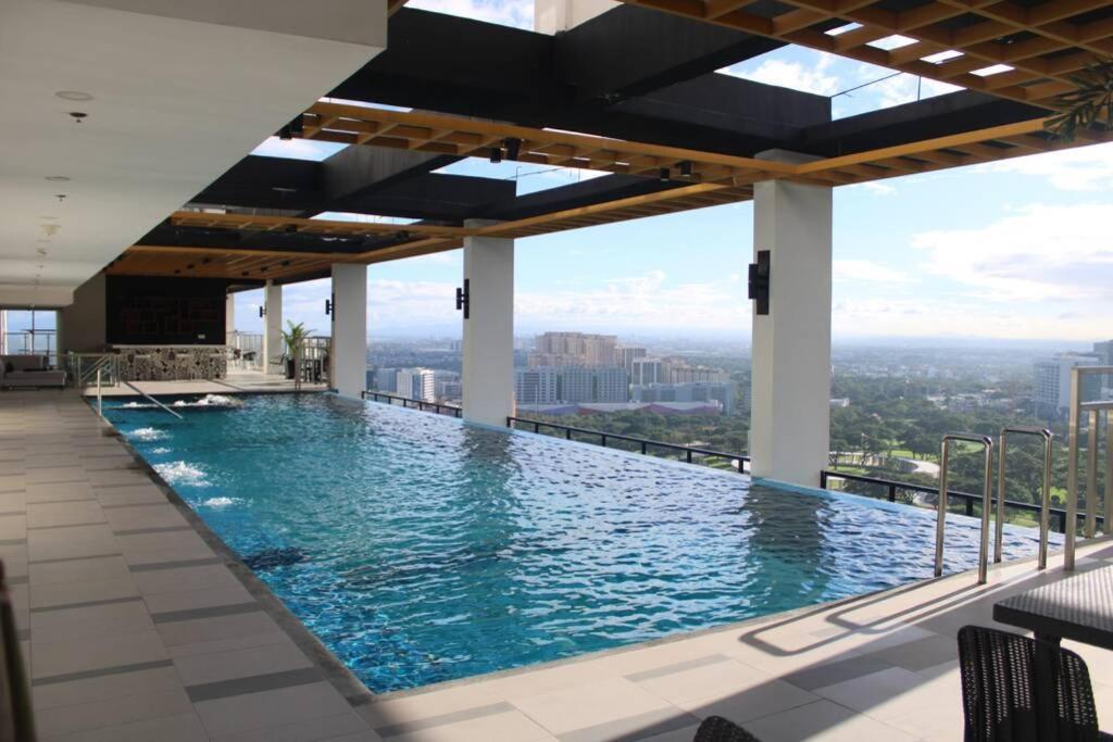 מנילה A2J Luxury Bgc Balcony Suite Near Sm Aura Taguig מראה חיצוני תמונה