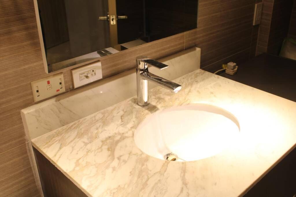 מנילה A2J Luxury Bgc Balcony Suite Near Sm Aura Taguig מראה חיצוני תמונה