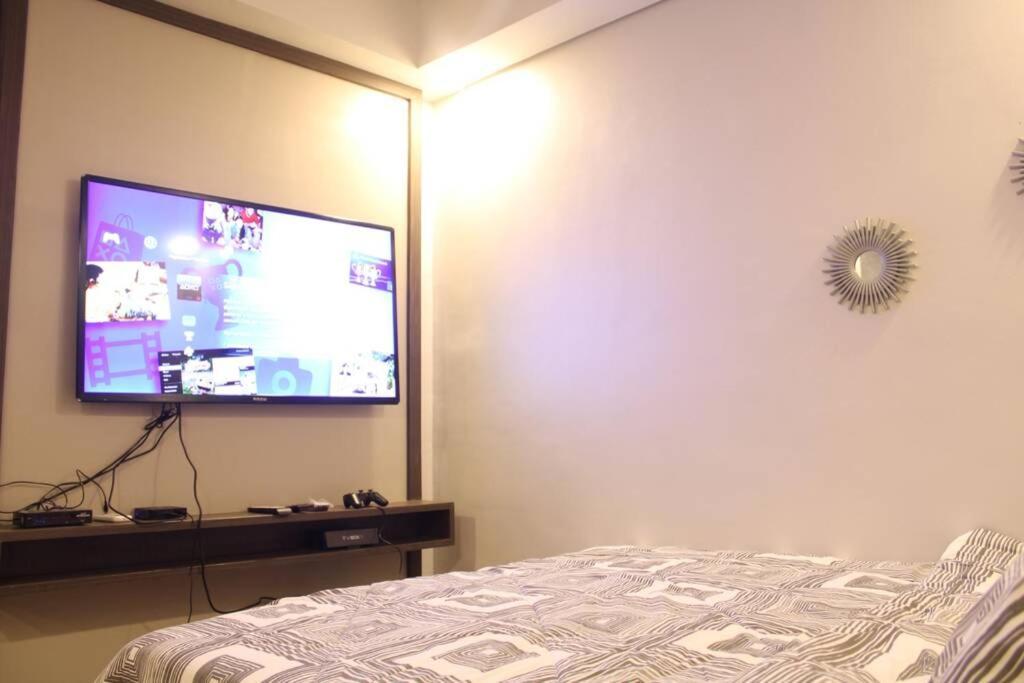 מנילה A2J Luxury Bgc Balcony Suite Near Sm Aura Taguig מראה חיצוני תמונה
